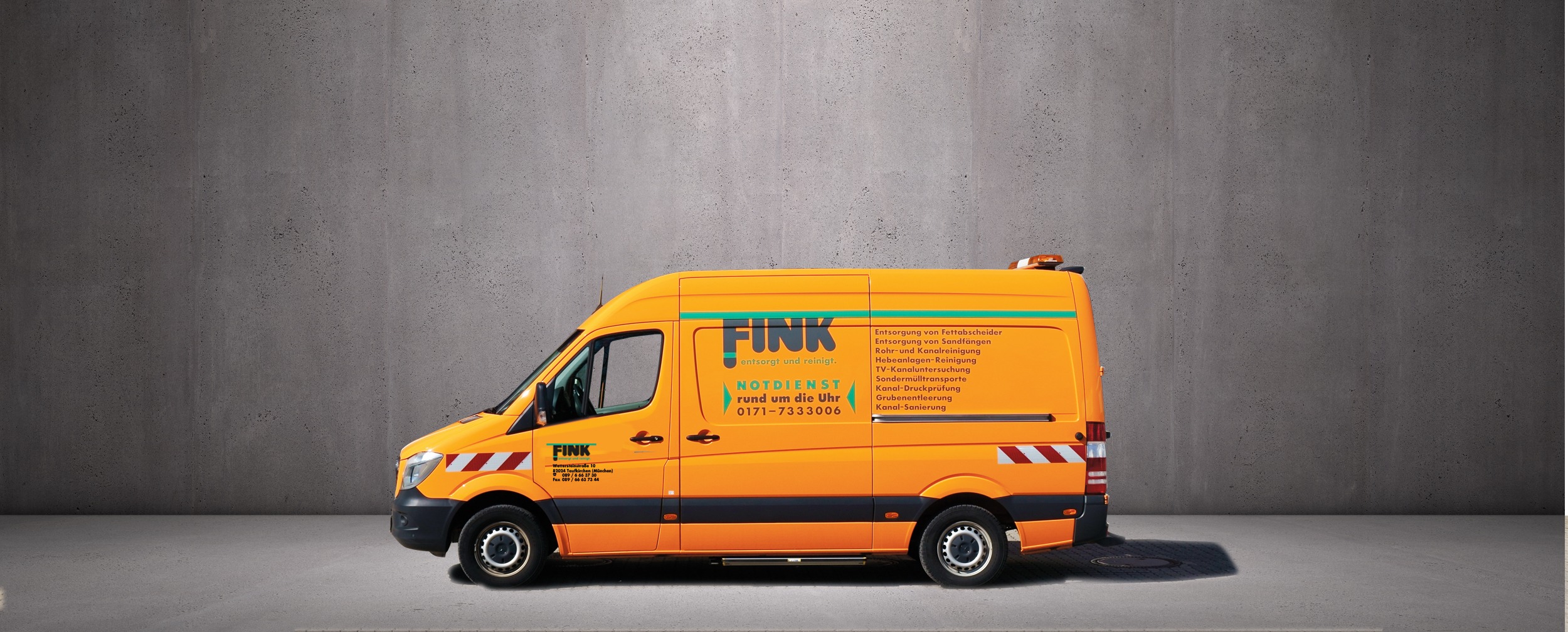 Hochdruckspülwagen der Fa. Fink zur Reinigung von Fettabscheider in München