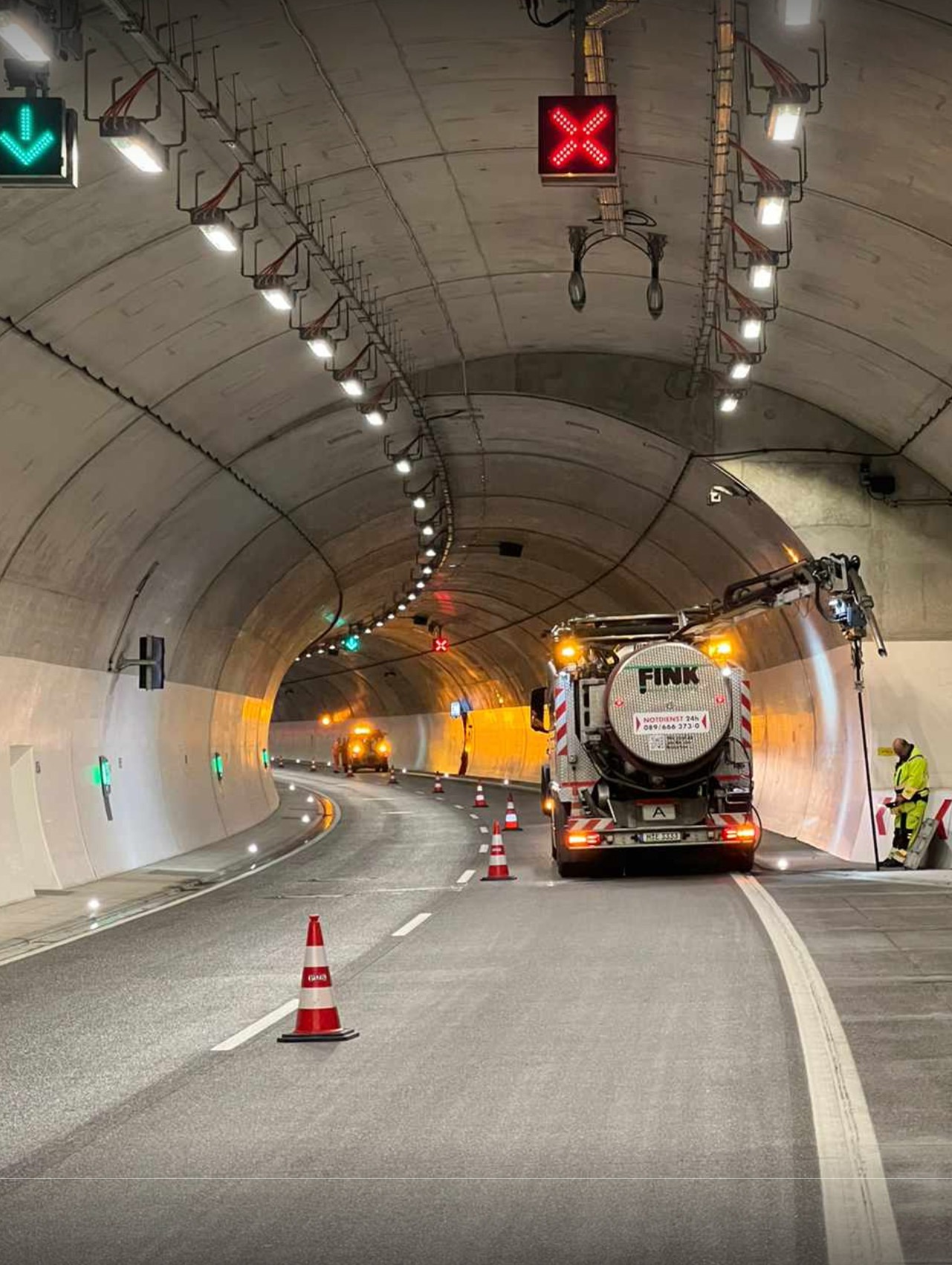 Tunnelreinigung mit unserem Saugwagen in Oberau